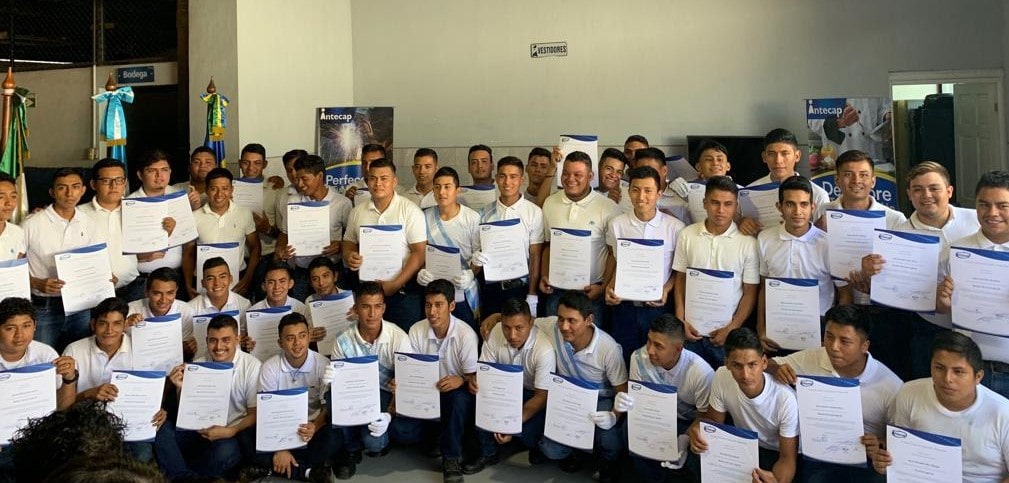 Se gradúan 47 jóvenes becados por  los ingenios azucareros