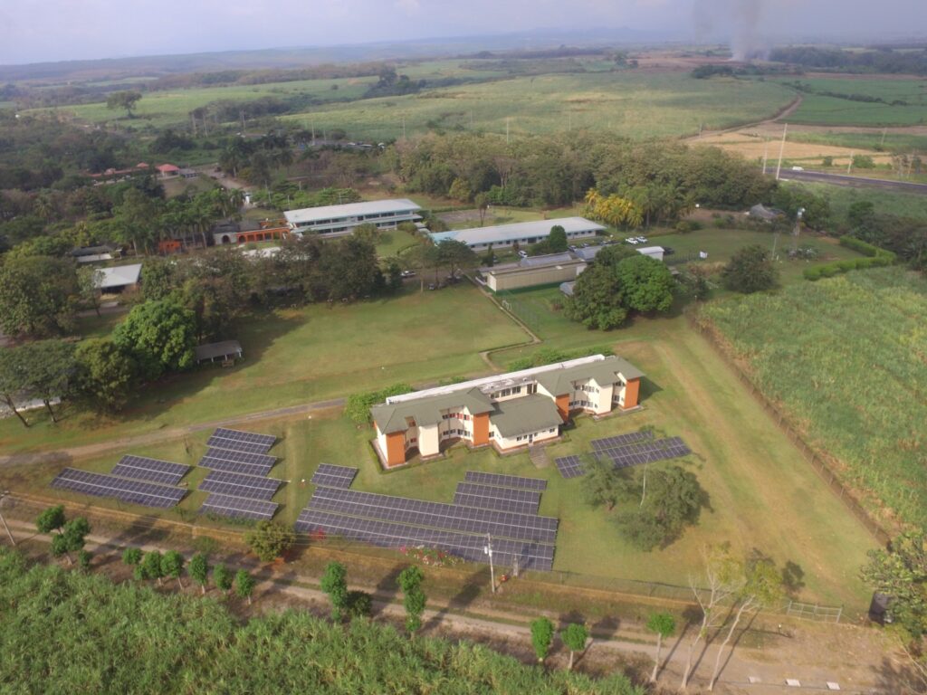 Vista aérea de planta solar 