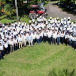 Guatecaña gradúa a 127 operadores de tractor agrícola con el programa Cosechando Oportunidades