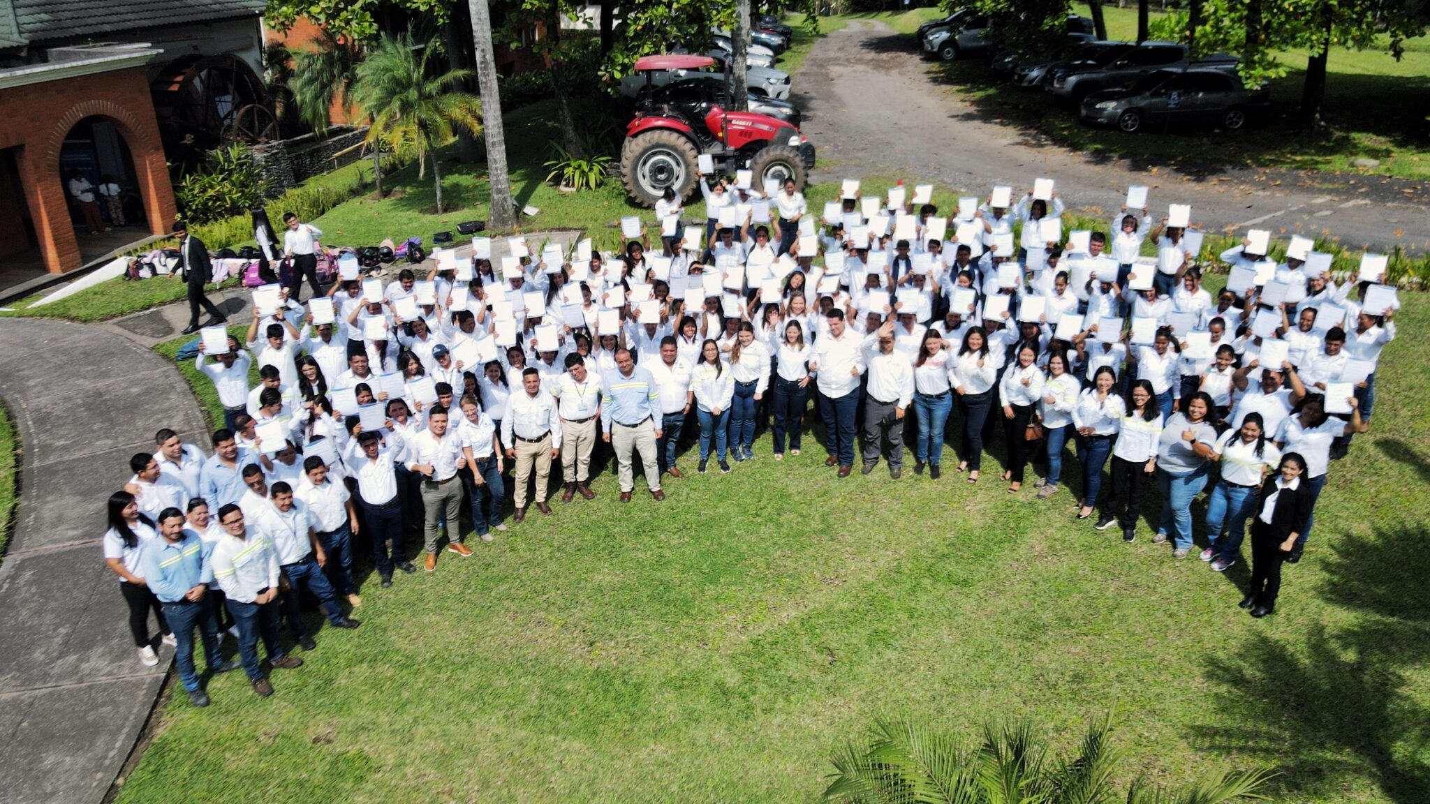 Guatecaña gradúa a 127 operadores de tractor agrícola con el programa Cosechando Oportunidades