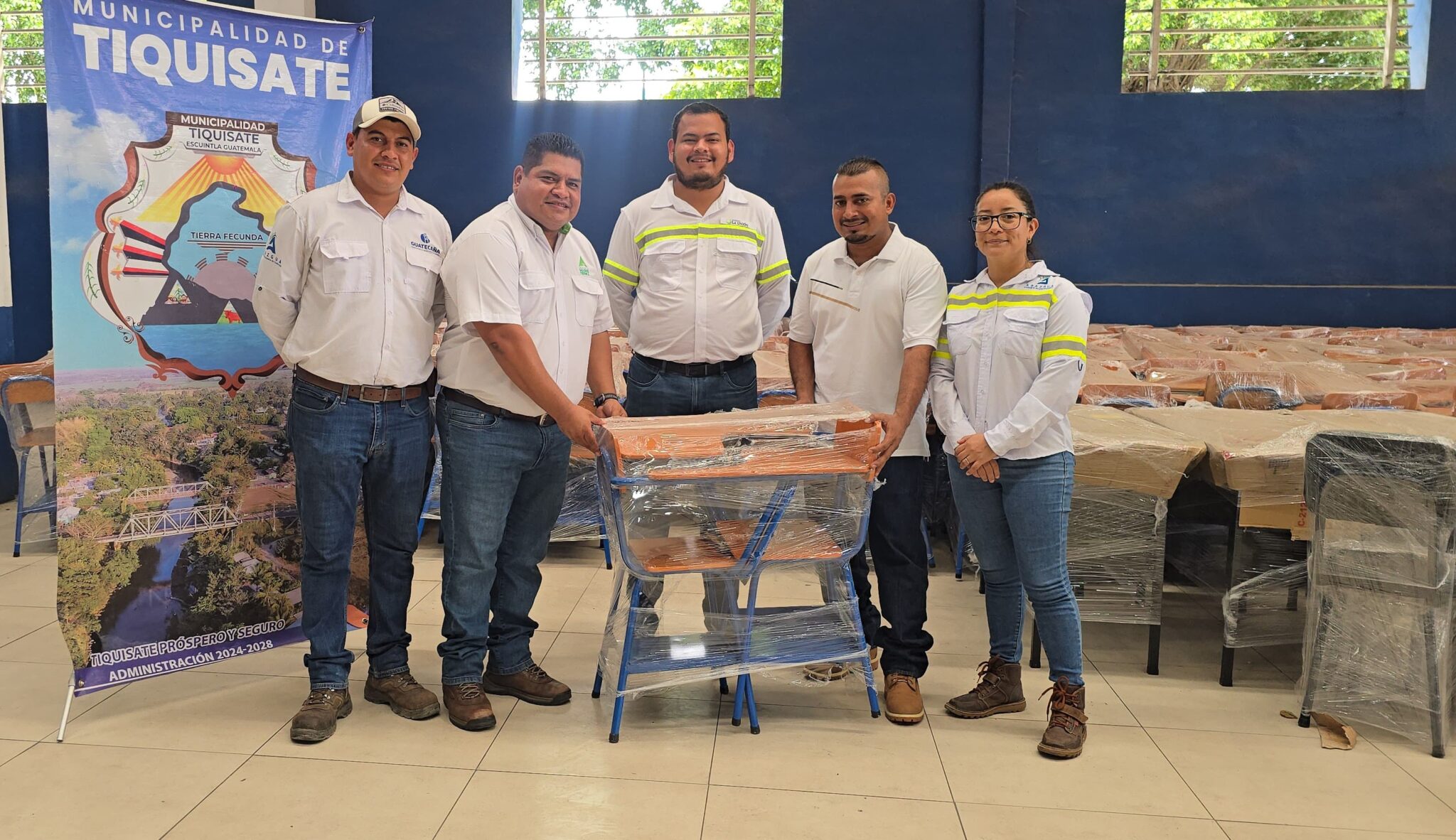 Ingenios donan escritorios para escuelas en Tiquisate