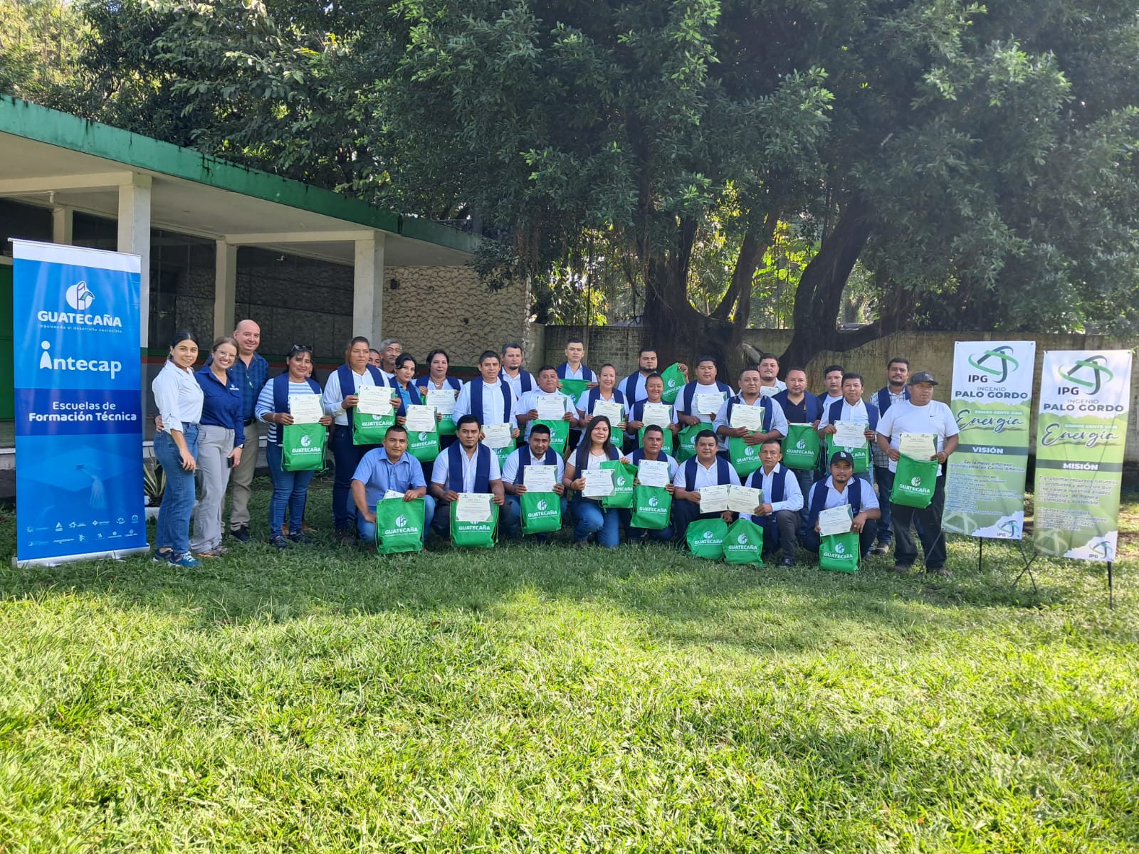 Guatecaña gradúa a 121 personas de comunidades de Escuintla y Suchitepéquez en carreras técnicas