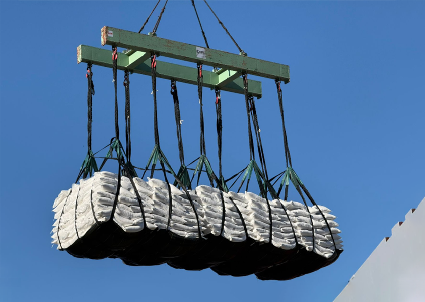 Carga de sacos de azúcar con eslingas