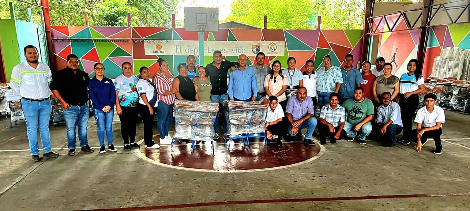 Guatecaña dona escritorios para más de 300 niños de la Costa Sur