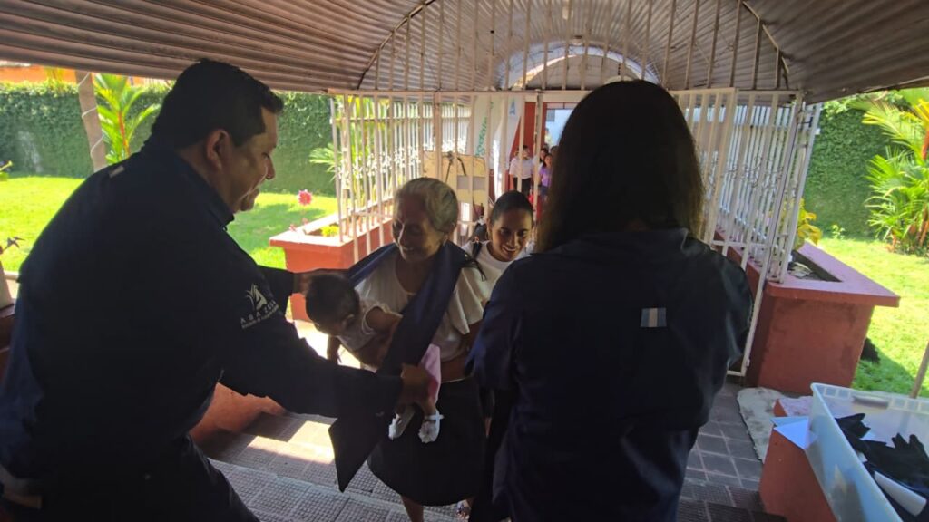 Representantes de Guatecaña participan en la graduación del programa Mejores Familias junto a líderes comunitarios en Retalhuleu.