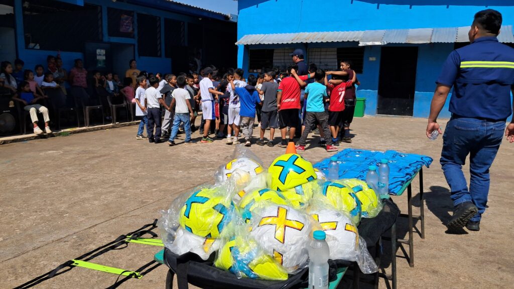 Estudiantes del Centro Educativo de Ingenio Palo Gordo participan en actividades deportivas del programa Deportes de Guatecaña.