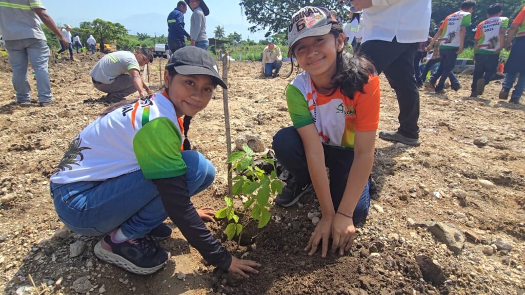 Estudiantes del Centro Educativo Palo Gordo participan en la siembra de árboles durante el lanzamiento del Programa de Reforestación 2026 en Suchitepéquez.