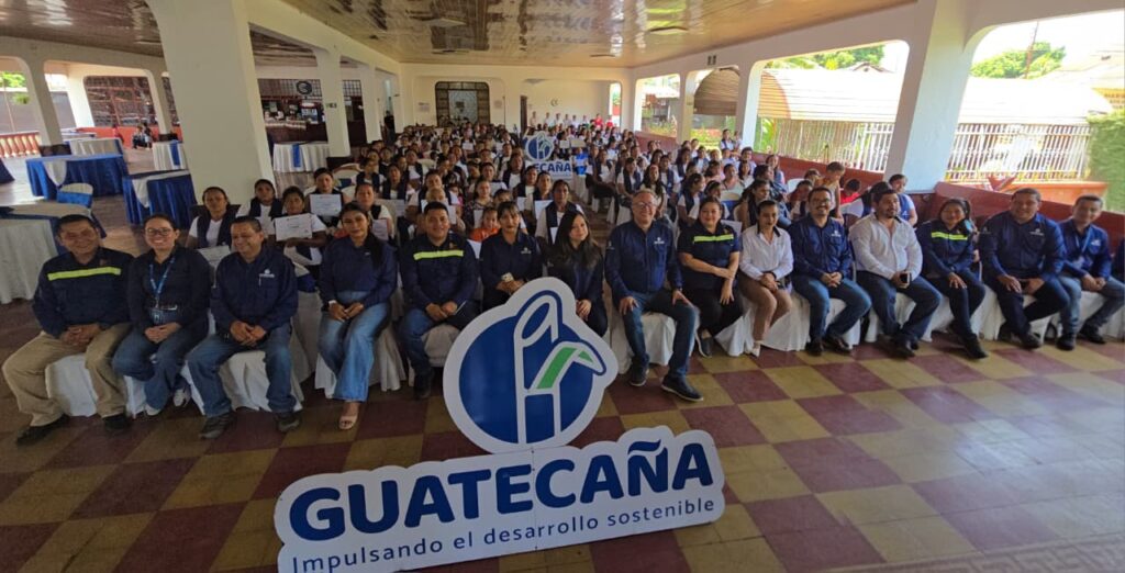 148 participantes se gradúan del programa Mejores Familias de Guatecaña durante una ceremonia realizada en Retalhuleu.