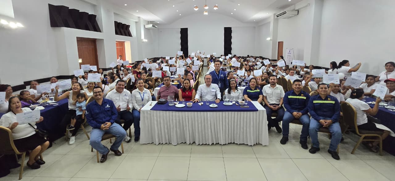 Guatecaña gradúa a 170 participantes del programa Mejores Familias en Suchitepéquez