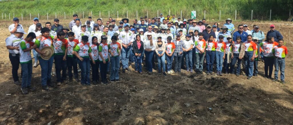 Colaboradores de los ingenios Palo Gordo, El Pilar y Magdalena, personal de Guatecaña, estudiantes y representantes de instituciones ambientales gubernamentales participan en la siembra simbólica de árboles en la finca Palo Gordo, en San José El Ídolo, Suchitepéquez.