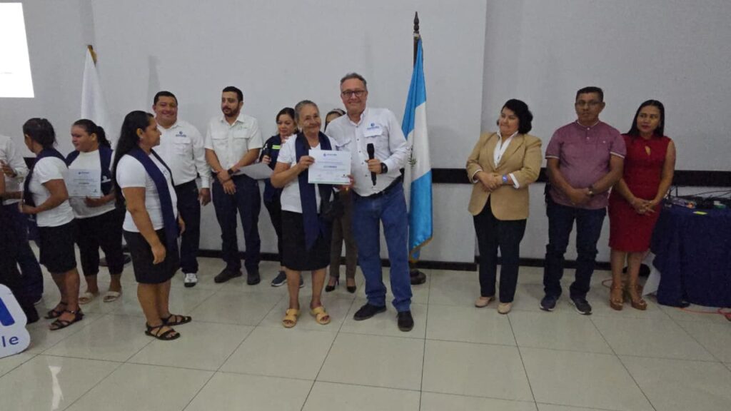 Participantes graduados del programa Mejores Familias de Guatecaña durante la ceremonia de reconocimiento en Suchitepéquez.
