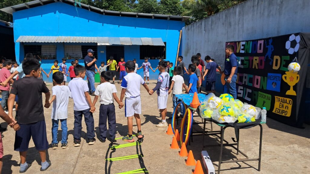 Niños de la comunidad de Chacalté Zona 2, Sector Aparicio, en Cuyotenango, participan en actividades del programa Deportes de Guatecaña.