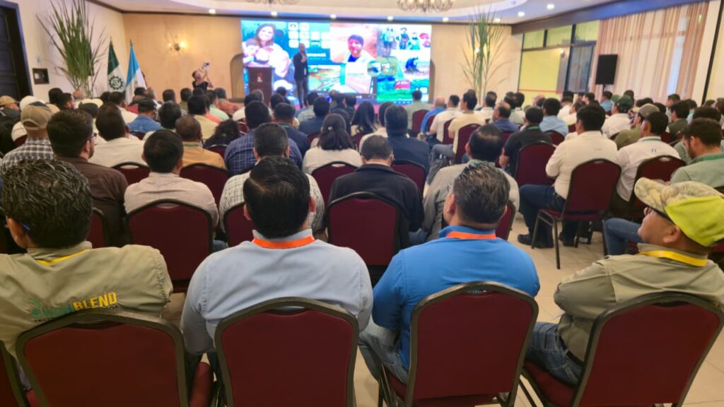 Guilherme Sanches, de Brasil, durante la plenaria sobre inteligencia artificial aplicada a la agricultura en el seminario de Atagua en Antigua Guatemala.