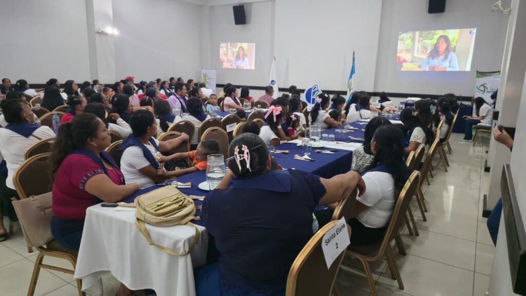Mujeres y hombres participantes del programa Mejores Familias de Guatecaña durante actividades de capacitación en Suchitepéquez.