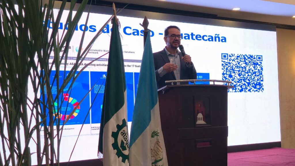 Técnicos y participantes del Seminario Agrícola e Industrial en Caña de Azúcar durante una de las actividades realizadas en Antigua Guatemala.