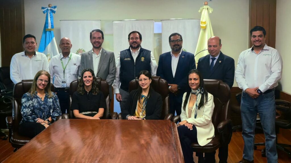 Representantes de Guatecaña y el Instituto Guatemalteco de Seguridad Social durante la formalización de la alianza para desarrollar la Gira de Medicina Preventiva dirigida a colaboradores de la Agroindustria de la Caña de Azúcar.