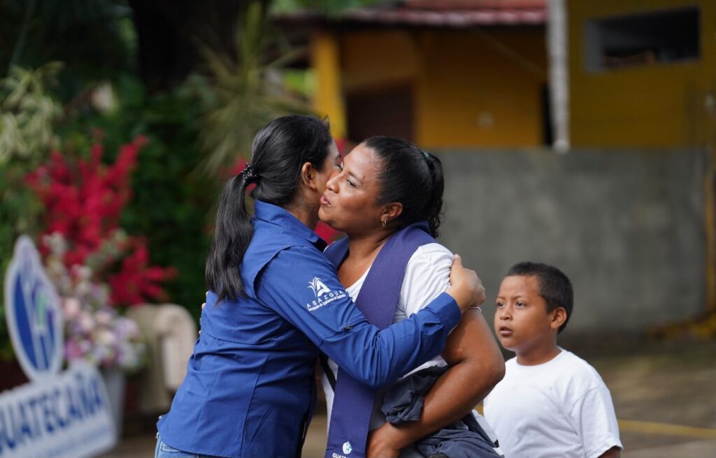 Participantes del programa Mejores Familias durante la graduación en Santa Rosa, Guatemala.