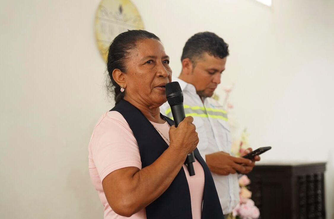 Ceremonia de graduación de los participantes del programa Mejores Familias de Guatecaña en el departamento de Santa Rosa.