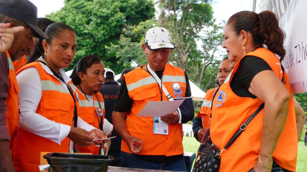 Representantes de CONRED, Guatecaña y el ICC durante la actividad de acreditación de coordinadoras locales para la reducción del riesgo de desastres en Guatemala.
