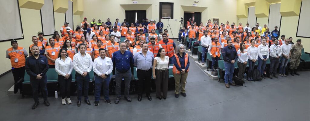 Representantes de CONRED, Guatecaña y comunidades de la Costa Sur durante la juramentación y acreditación de las Coordinadoras Locales para la Reducción de Desastres en Cengicaña.