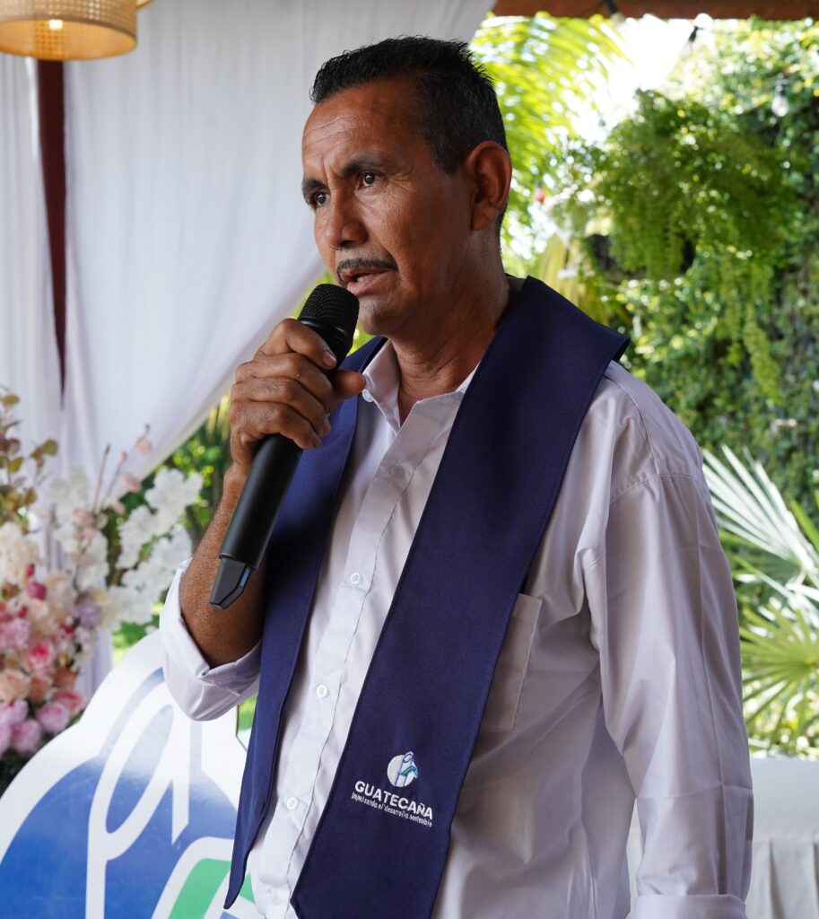 Ceremonia de graduación del programa Mejores Familias de Guatecaña en el jardín Diez de Marzo, colonia La Industria, Escuintla.