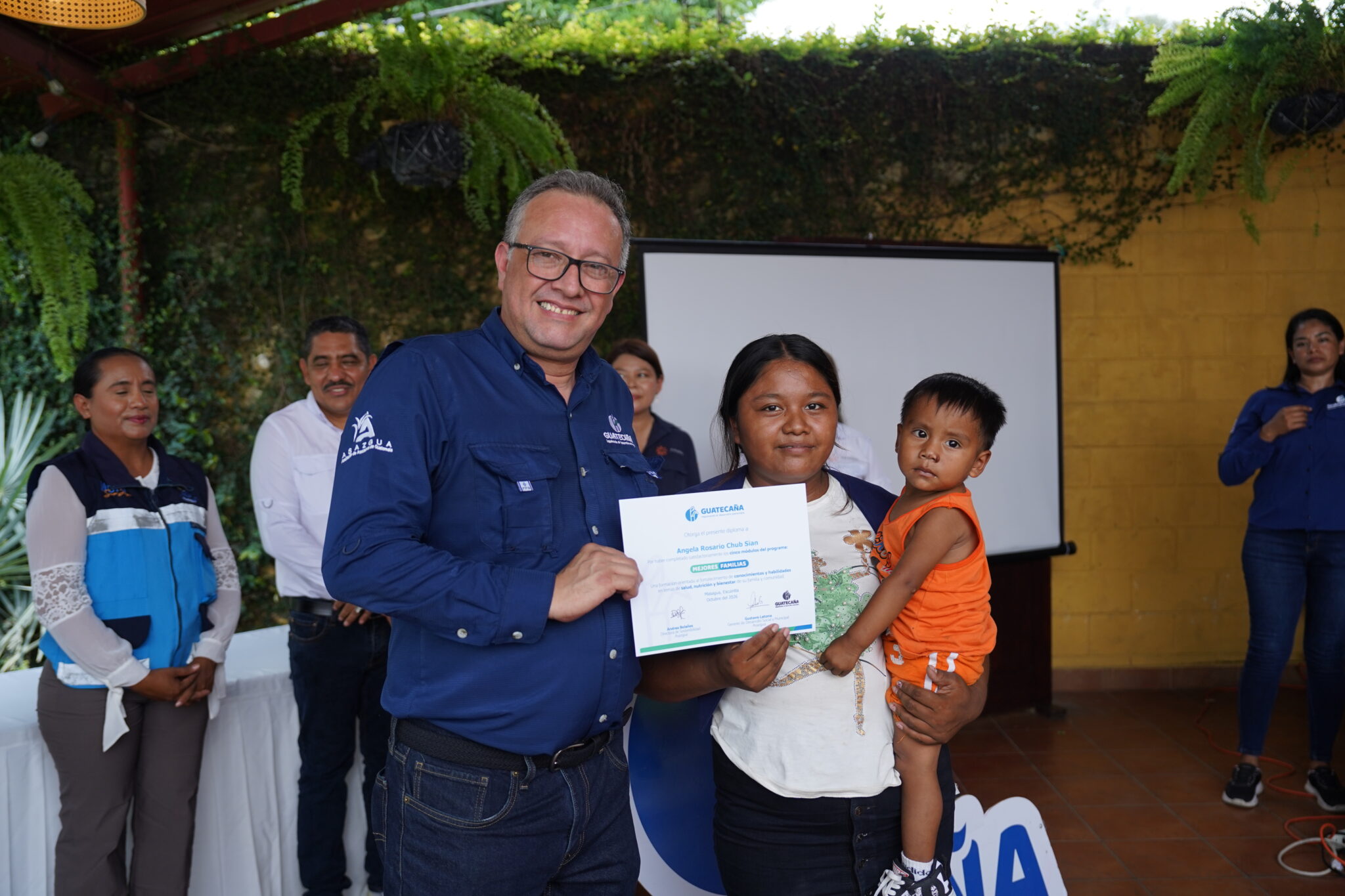 Guatecaña gradúa 241 participantes del programa Mejores Familias en Escuintla