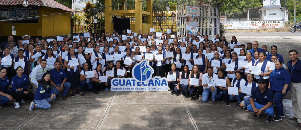 articipantes del programa Mejores Familias de Guatecaña durante la ceremonia de graduación en el departamento de Santa Rosa, Guatemala.