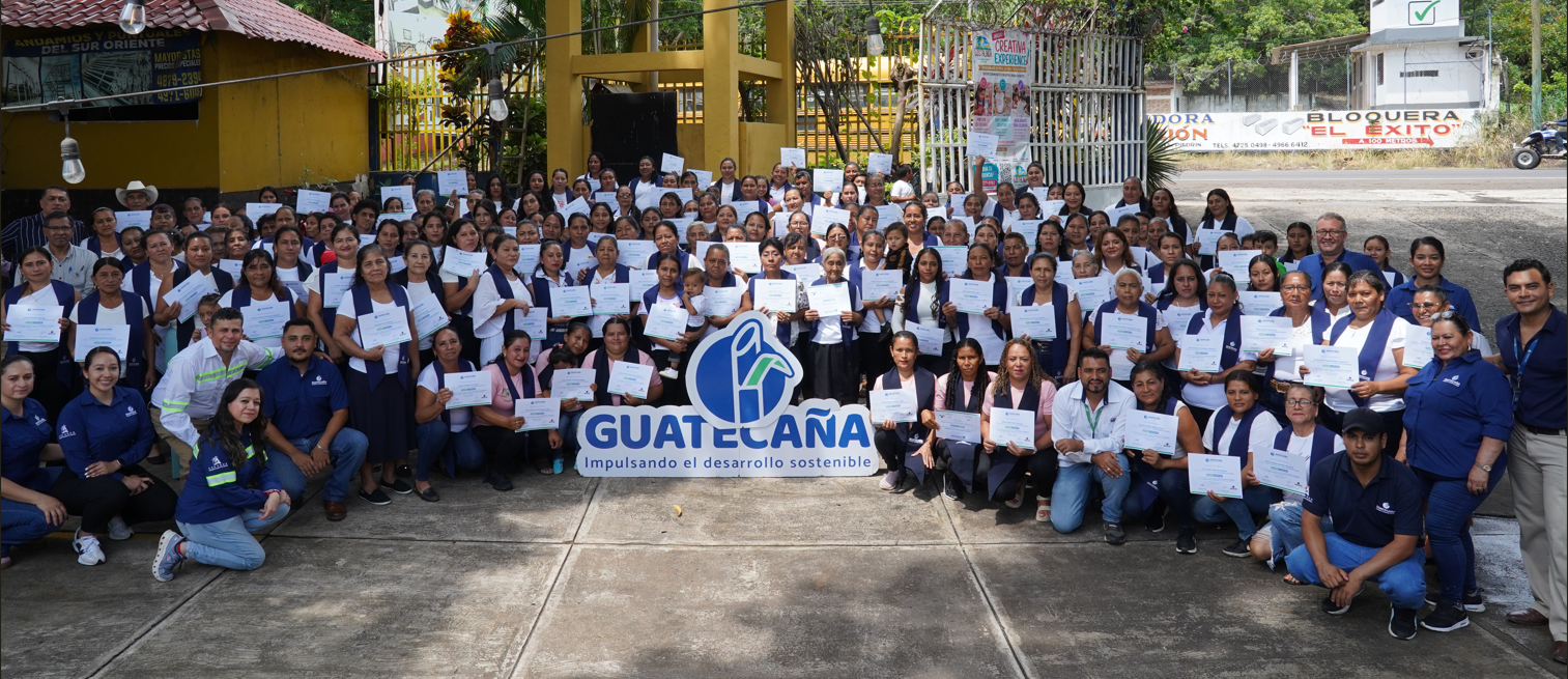 Guatecaña gradúa a 141 participantes del programa Mejores Familias en Santa Rosa